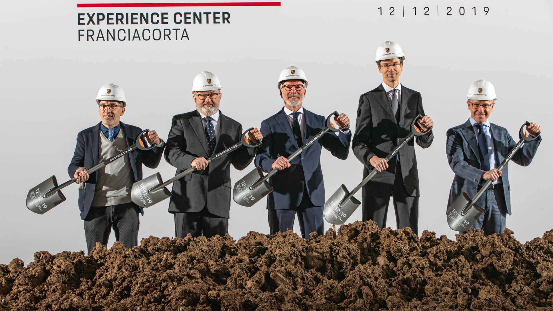 Da sinistra a destra: Giovanni Aldi, Sindaco di Castrezzato; Marco Trinco, CFO di Porsche Italia; Pietro Innocenti, Amministratore Delegato di Porsche Italia; Andreas Marin, Project Manager PEC Franciacorta e Roberto Puricelli, Responsabile Direzione Crediti Alba Leasing