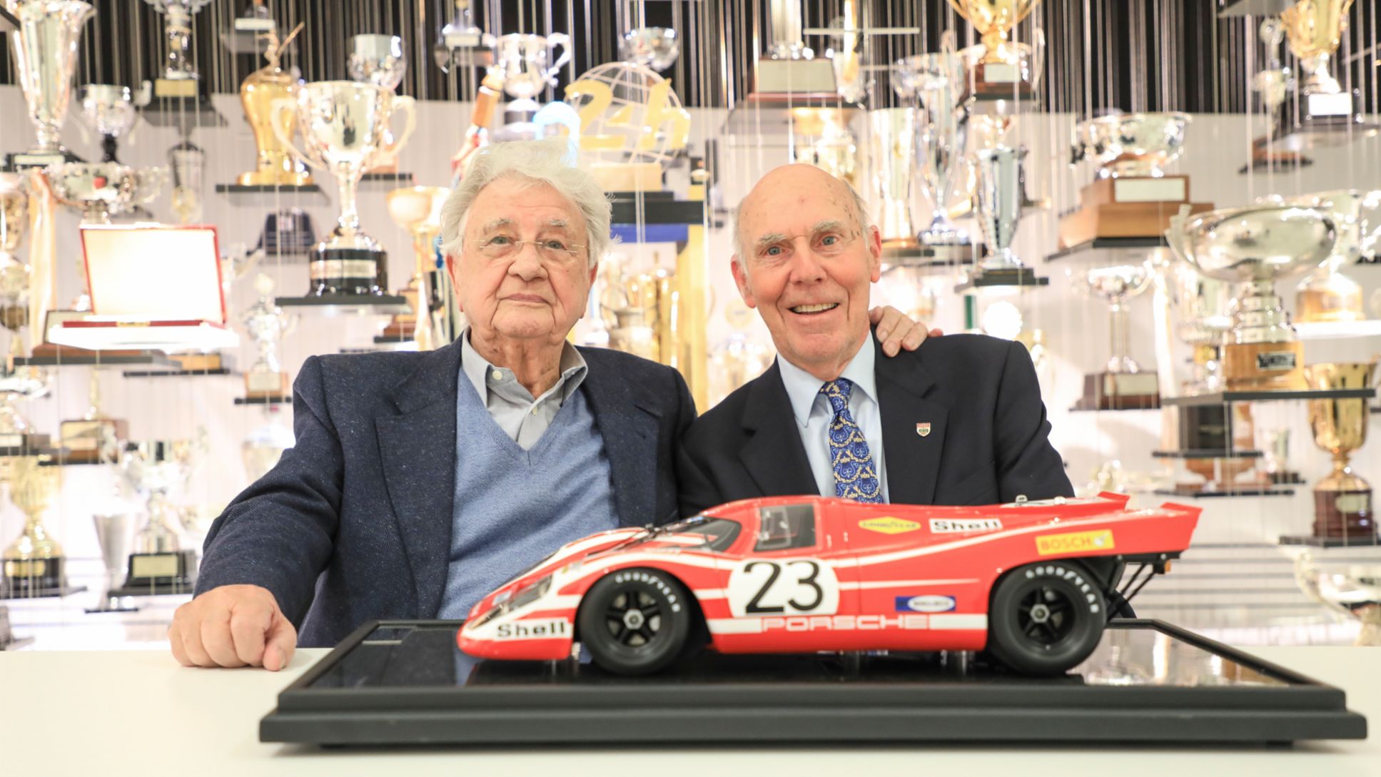 I piloti vincitori nel 1970: Hans Herrmann (sinistra) e Richard Attwood (2019).
