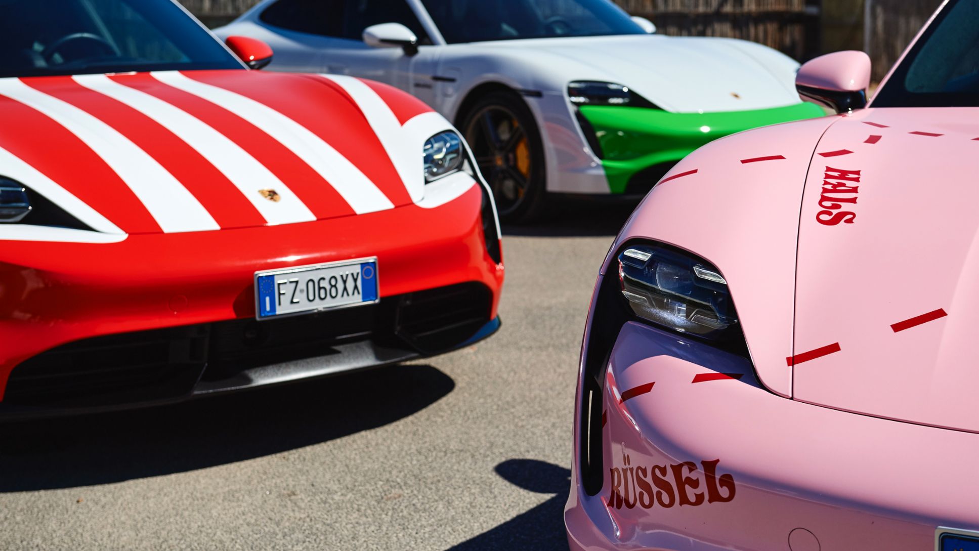 L’elettrico incontra la leggenda: Taycan sfila per le strade d’Italia vestita delle livree che hanno fatto la storia del Motorsport Porsche
