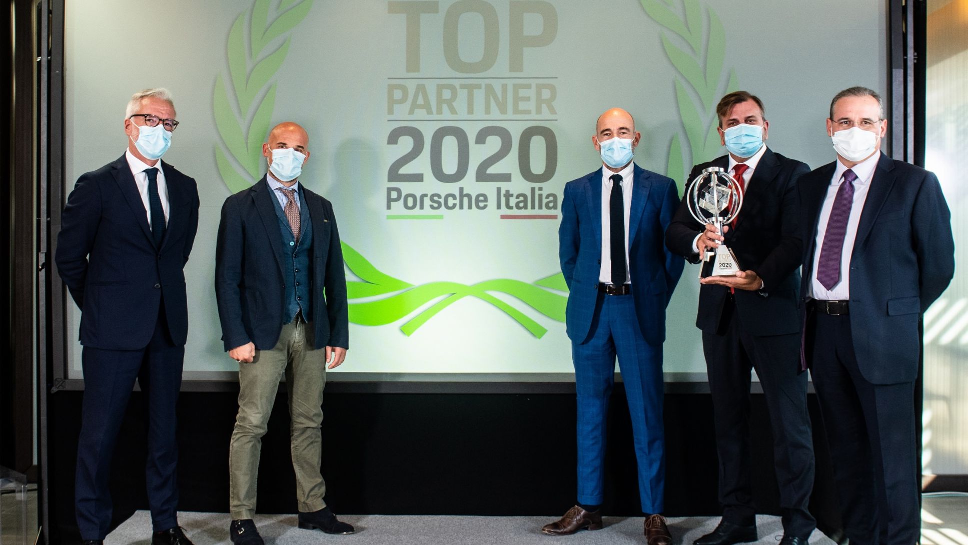 Centro Porsche Milano Nord è Top Partner 2020_Da sinistra a destra: Pietro Innocenti, Amministratore Delegato Porsche Italia; Luigi De Vita Tucci, Responsabile Sviluppo Rete Porsche Italia; Gabriel Gobbato, Responsabile Vendite Centro Porsche Milano Nord; Alessio Morini, Direttore Generale Centri Porsche di Milano e Centro Porsche Padova; Diego Lovisetto, Direttore Vendite Porsche Italia