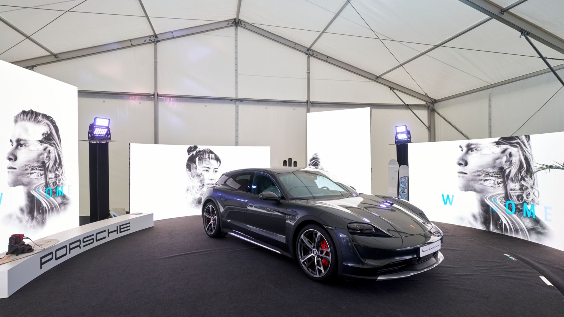 Porsche aduce în țară cea mai versatilă mașină sport electrică : Taycan Cross Turismo, în curând pe străzile din România