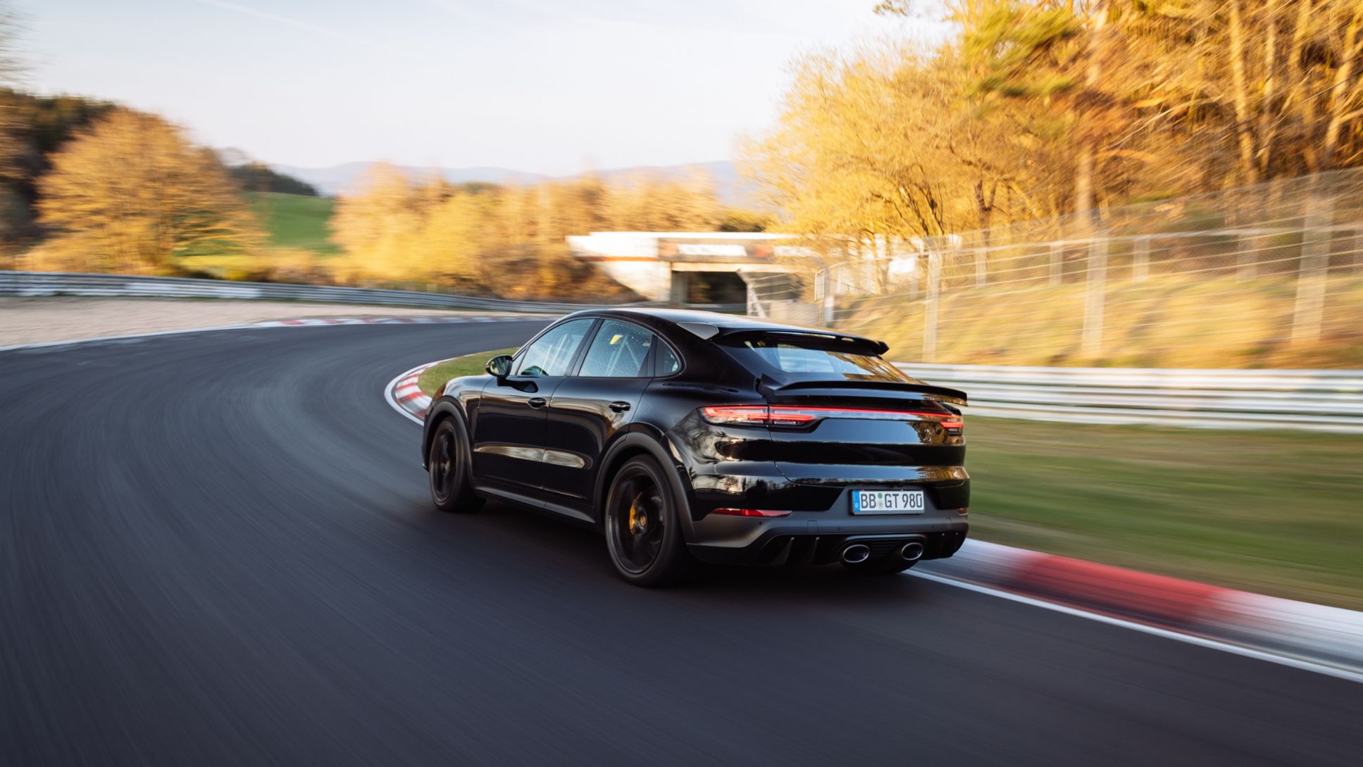 A bordo della nuova Cayenne ad alte prestazioni, il collaudatore Lars Kern ha impiegato solo 7:38,925 minuti per fare il giro completo di 20,832 chilometri sulla leggendaria Nordschleife del Nürburgring - un nuovo record per la categoria SUV