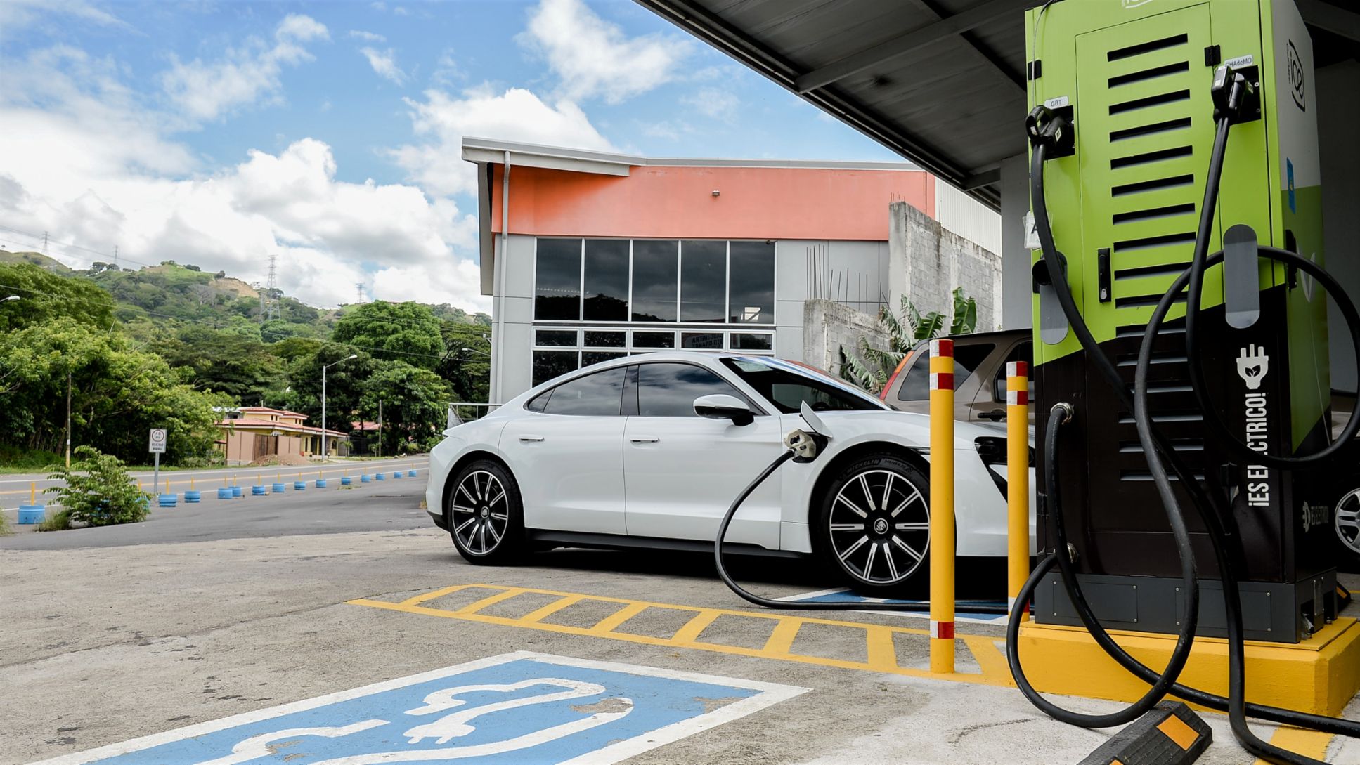 El Porsche Taycan visita puntos de carga rápida en Costa Rica