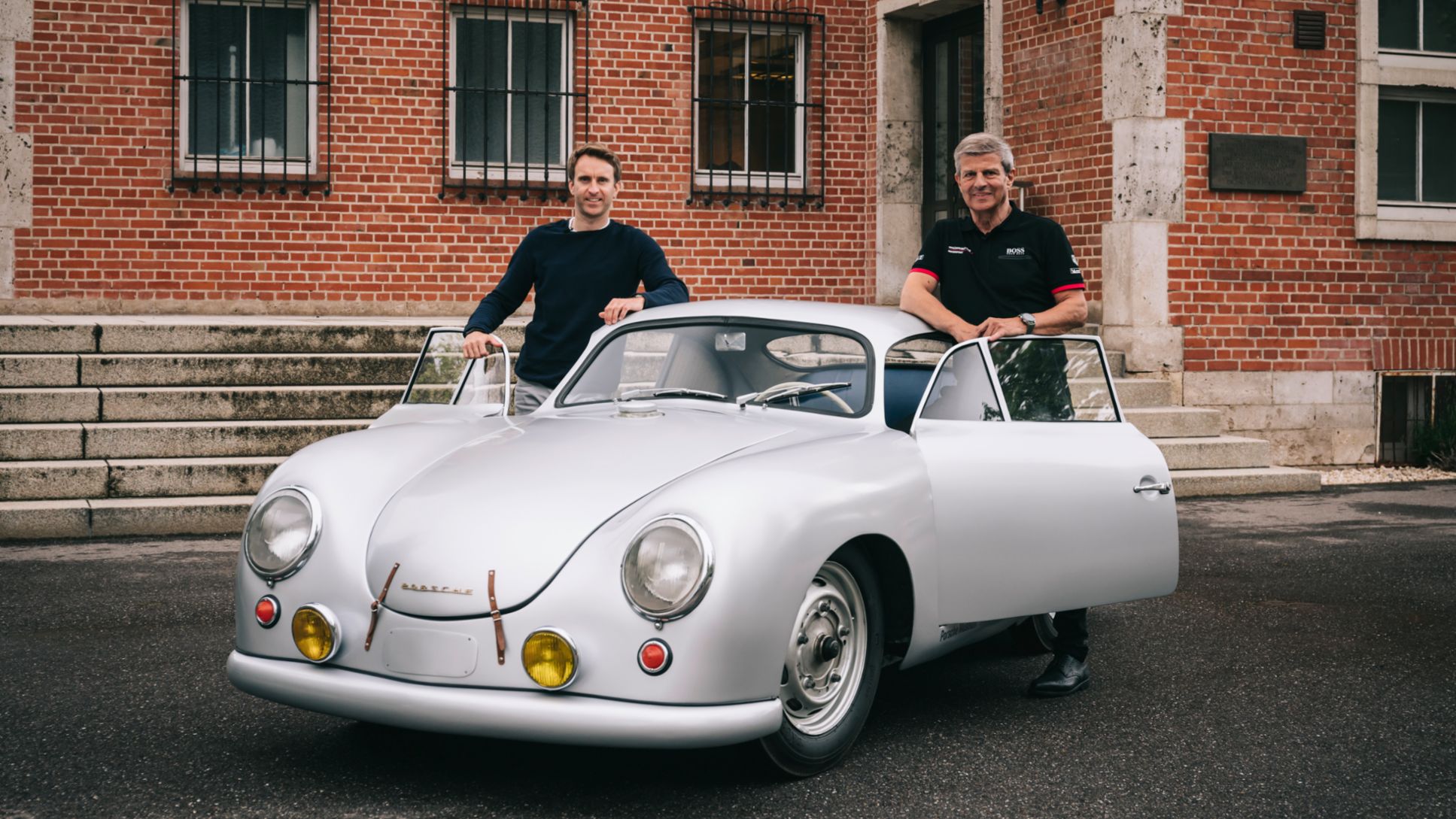 Timo Bernhard et Fritz Enzinger lancent la série ‟Porsche Moments”.
