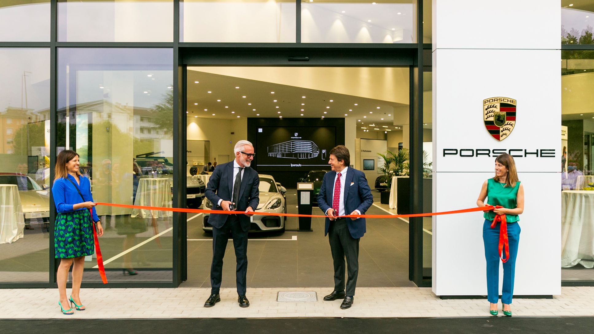 Pietro Innocenti, Amministratore Delegato di Porsche Italia e Bruno Parolini, titolare del Centro Porsche Piacenza, inaugurano la nuova Corporate Identity "Destination Porsche"