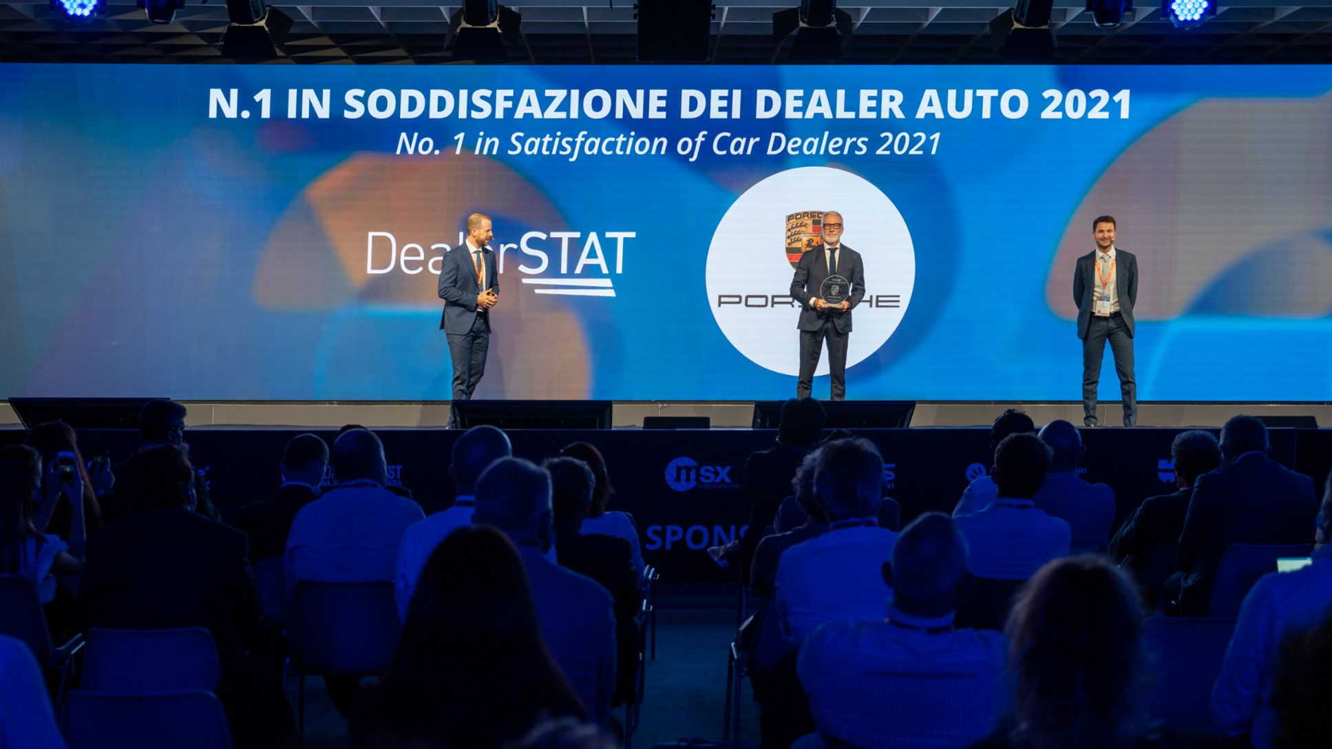 Pietro Innocenti, Amministratore Delegato di Porsche Italia, ritira il premio DealerSTAT 2021
