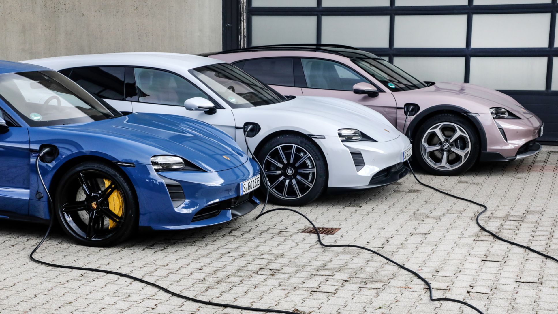 Un test pilota aderente alla realtà ha dimostrato che le batterie ad alta tensione delle auto elettriche possono funzionare da accumulatori tampone di corrente elettrica. A tale scopo, cinque Taycan di serie sono state collegate alla rete elettrica.