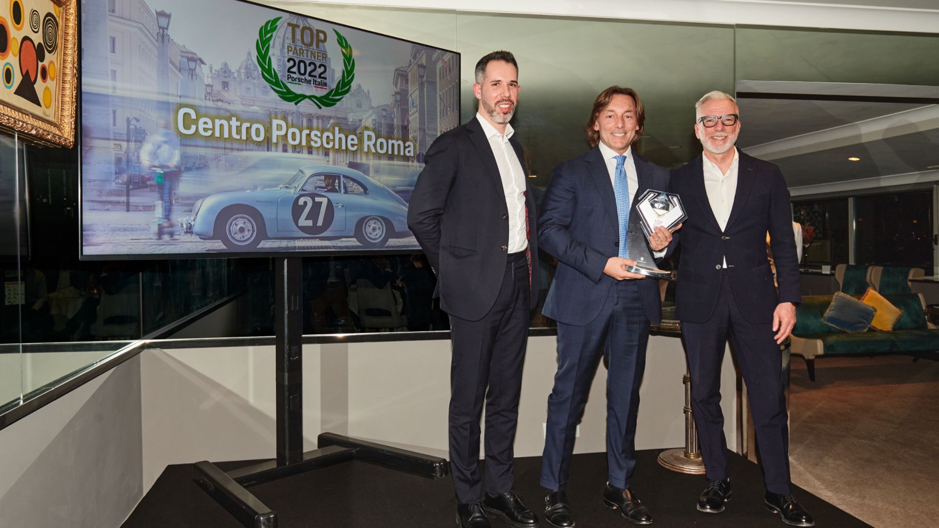 Giacomo Cappella, titolare del Centro Porsche Roma (al centro) riceve il premio "Top Partner 2022" da Pietro Innocenti, Amministratore Delegato Porsche Italia (a destra) e Nicola Guidetti, Head of Network Development Porsche Italia (a sinistra)
