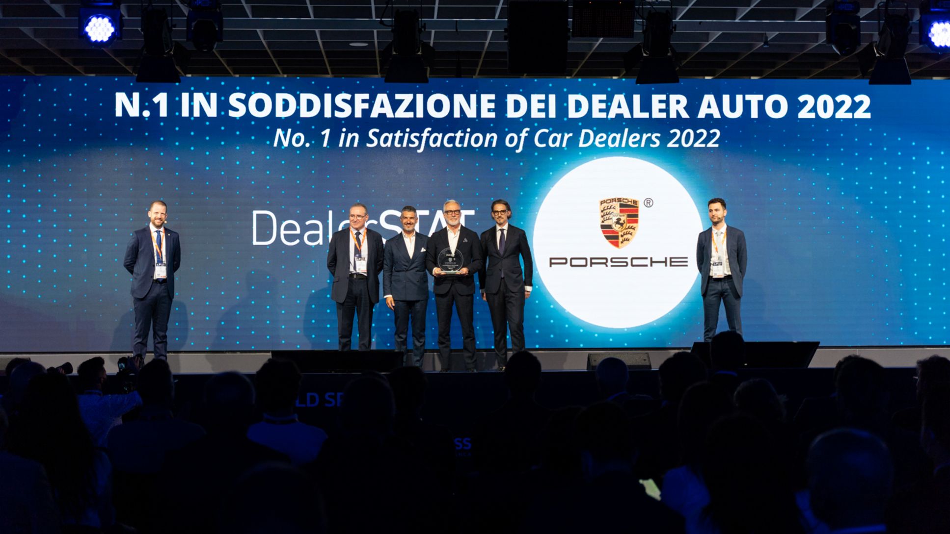 Porsche Italia ritira il premio DealerSTAT 2022. Nella foto, partendo da sinistra: Diego Lovisetto, Direttore Vendite & Sviluppo Rete Porsche Italia; Massimiliano Cariola, Direttore Marketing Porsche Italia; Pietro Innocenti, Amministratore Delegato Porsche Italia e Massimo Plutino, Direttore Aftersales Porsche Italia
