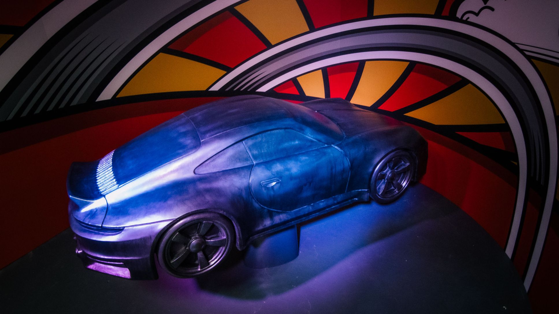 Într-o instalație de artă ce poartă semnătura artistului Costin Ioniță, Icons of Cool, Porsche 911 Sport Classic vine la Art Safari