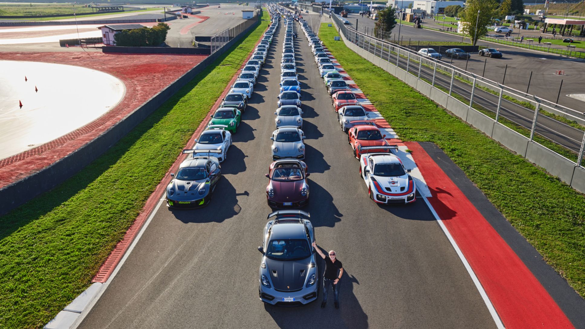 La tradizionale parata del Porsche Festival