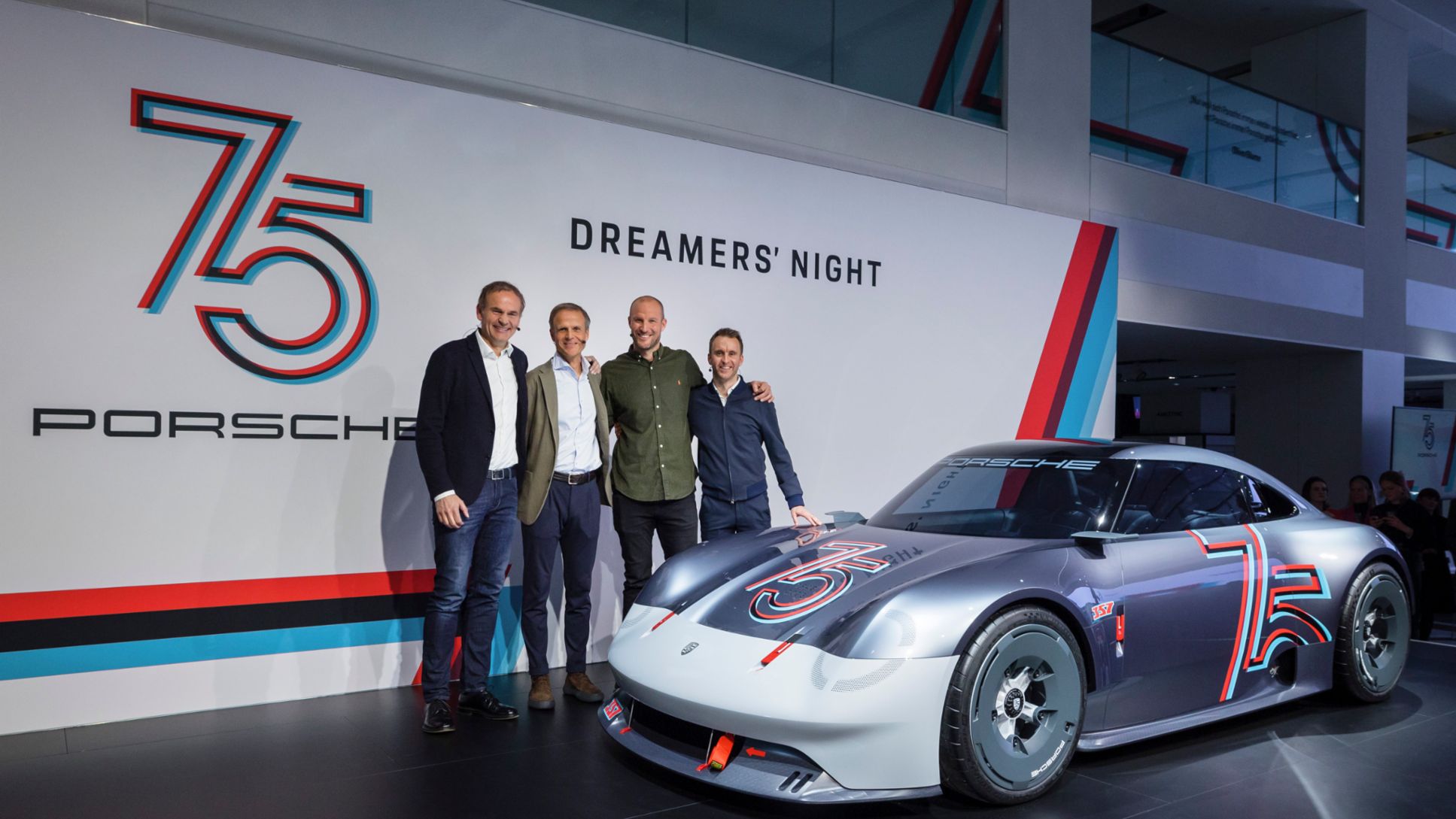 Oliver Blume, Président du Directoire de Porsche AG, Michael Mauer, Vice-président du Style Porsche ainsi que les ambassadeurs de la marque Aksel Lund Svindal et Timo Bernhard aux côtés de la Porsche Vision 357 (de gauche à droite).