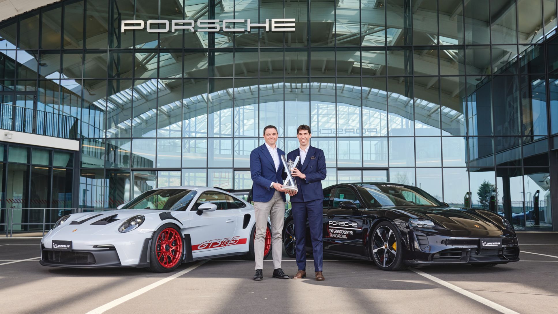 Centro Porsche Milano Est è il ‟Top Partner 2023”. In foto: Nicola Reguzzoni, Site Manager Centro Porsche Milano Est (sinistra) e Andrea Angeli, Direttore Generale Porsche Retail Italia (destra)
