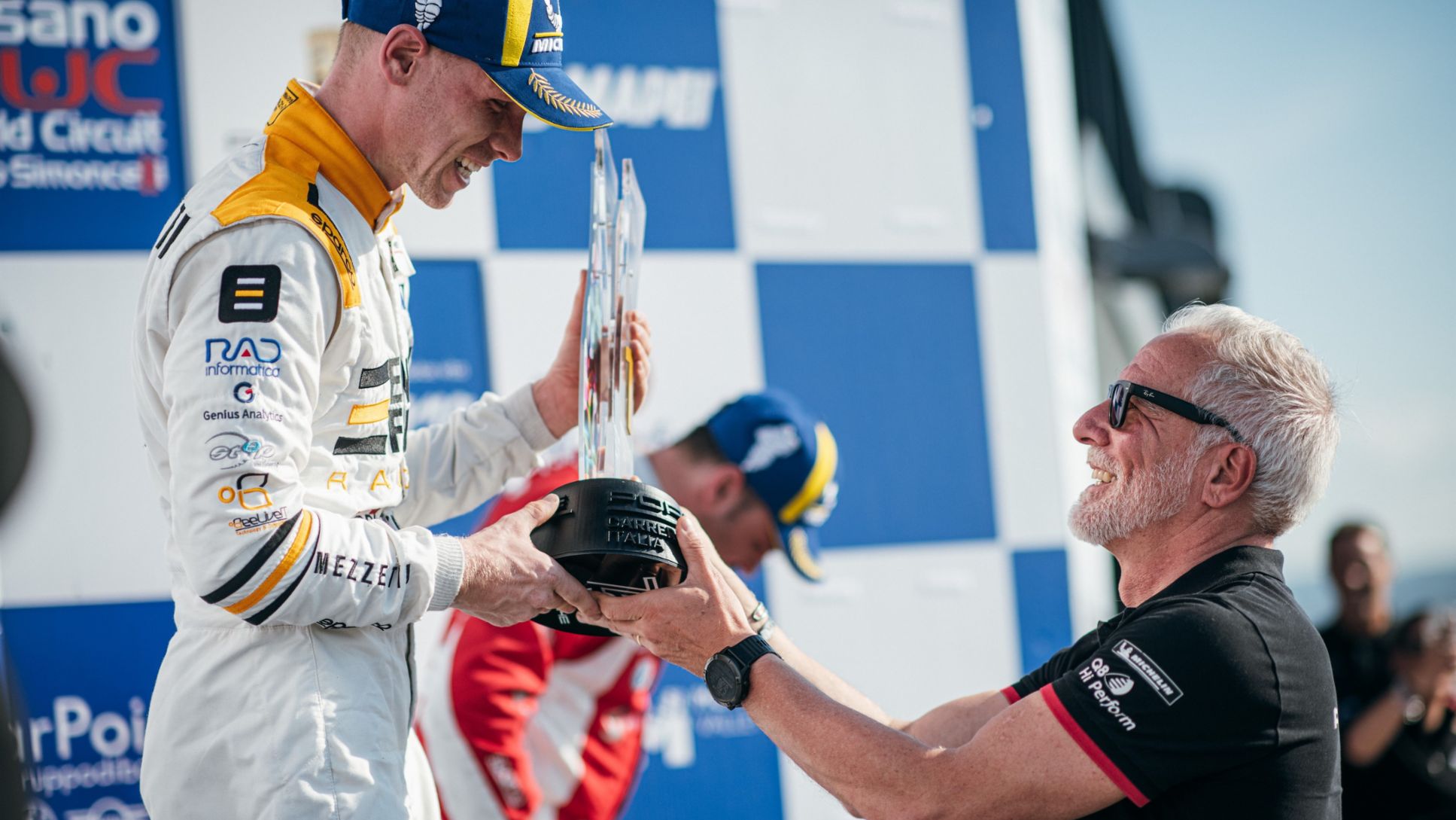 2023_pcci01_Misano_race1_Amministratore delegato di Porsche Italia Pietro Innocenti premia Ten Voorde sul podio