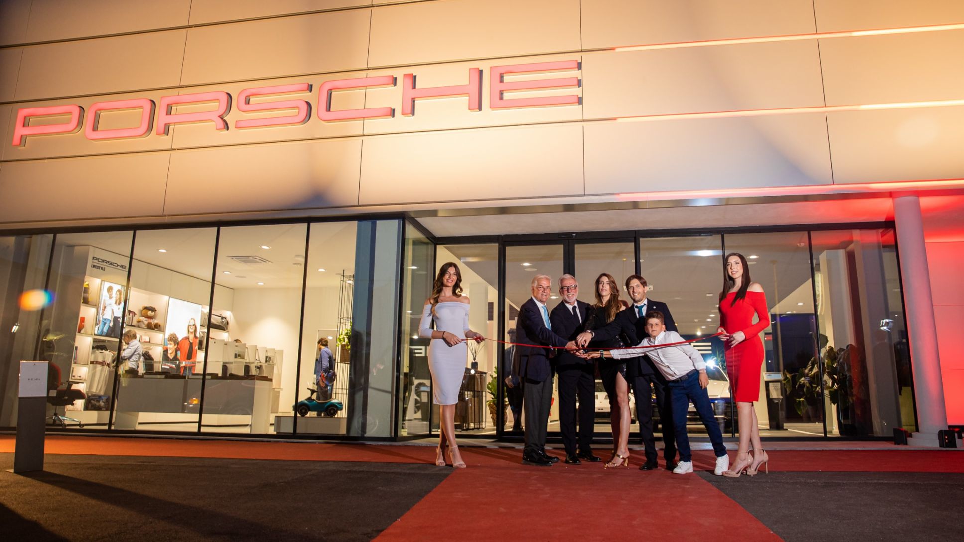 Pietro Innocenti, Amministratore Delegato Porsche Italia, e la Famiglia Spatafora, proprietaria del Centro Porsche, al taglio del nastro