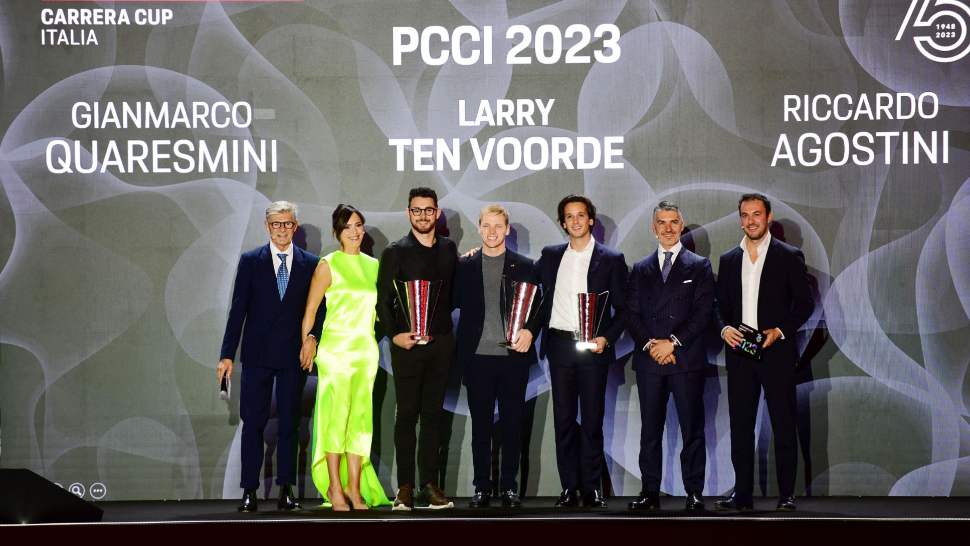 Il campione Ten Voorde premiato con Quaresmini (2°) e Agostini (3°), al fianco Valentina Albanese, Motorsport Manager di Porsche Italia e Massimiliano Cariola, Direttore Marketing di Porsche Italia