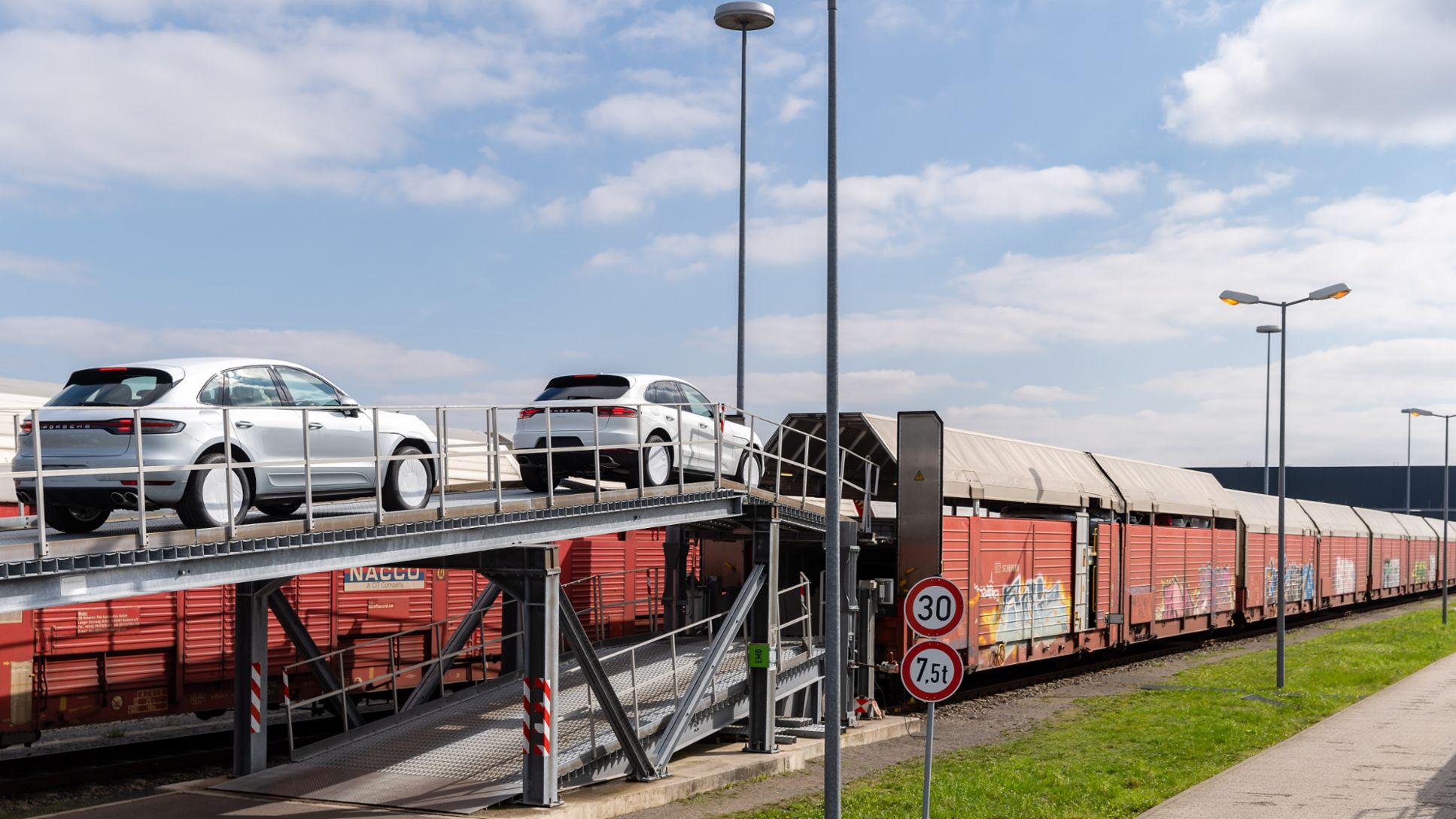 Rail loading Macan, Leipzig, 2019, Porsche Leipzig GmbH
