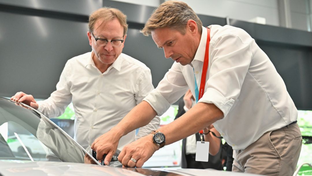 Design-Workshop des &quot;Tribute to Jo Siffert&quot;-Inspirationsmodells mit Grant Larson, Designer (links) und Philippe Siffert, Sohn Jo Sifferts (rechts), 2024, Porsche Schweiz AG