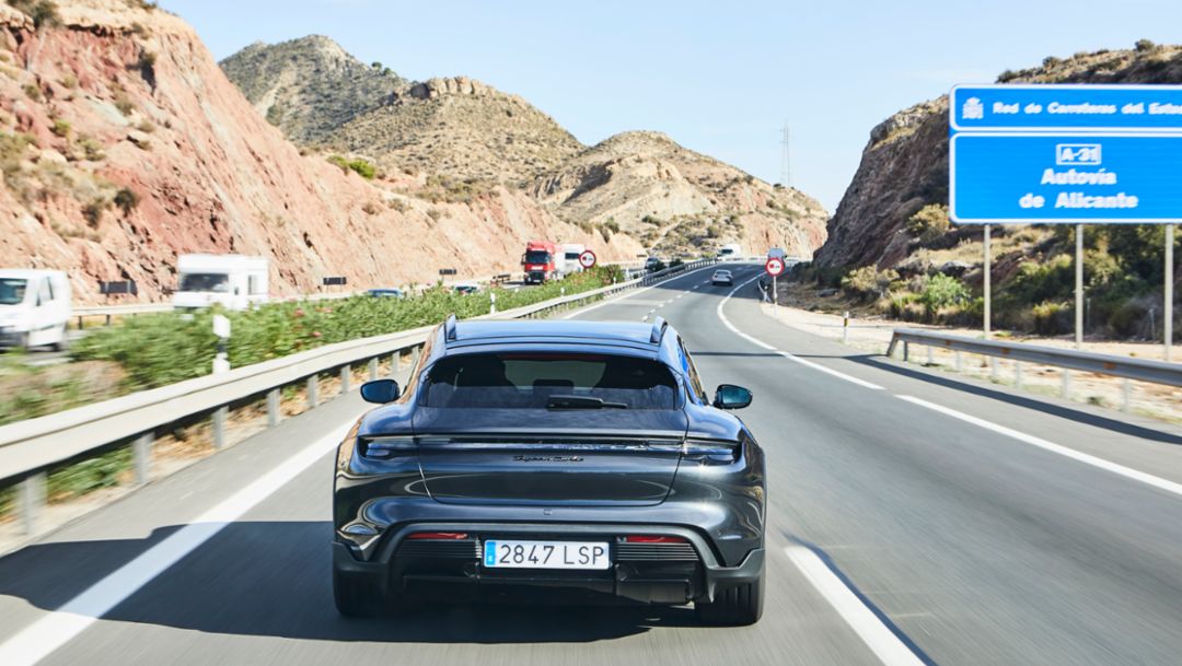 Ruta Alicante - Madrid con el Porsche Taycan Turbo Cross Turismo