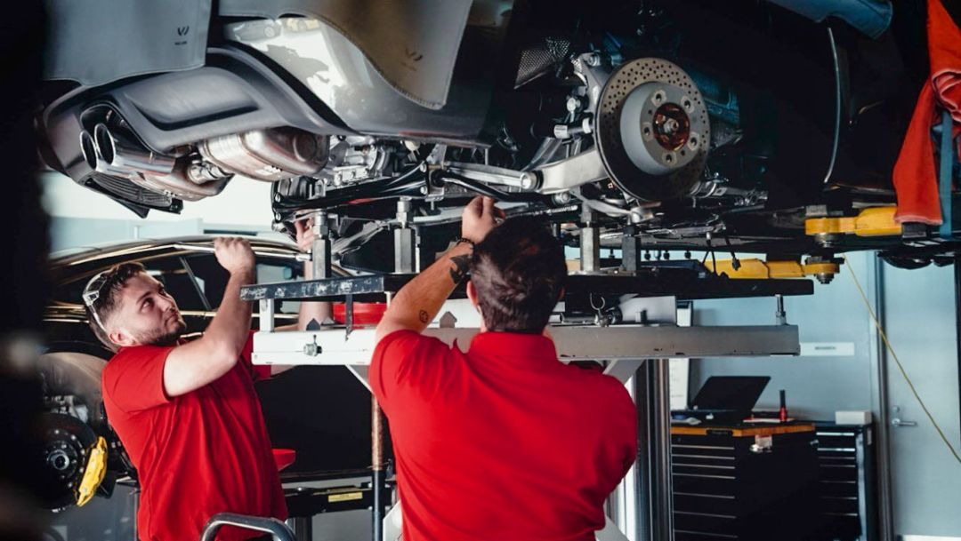 Universal Technical Institute Celebrates 100th Graduating Class from Porsche&rsquo;s Technology Apprentice Program