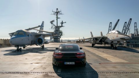 Porsche Taycan prototipo, USS Hornet, 2019, Porsche AG
