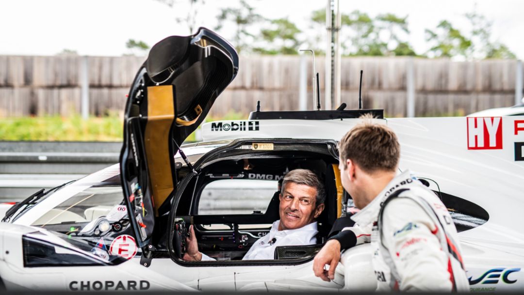 Fritz Enzinger, Vicepresidente de Porsche Motorsport, Timo Bernhard (i-d), 919 Hybrid, 2021, Porsche AG