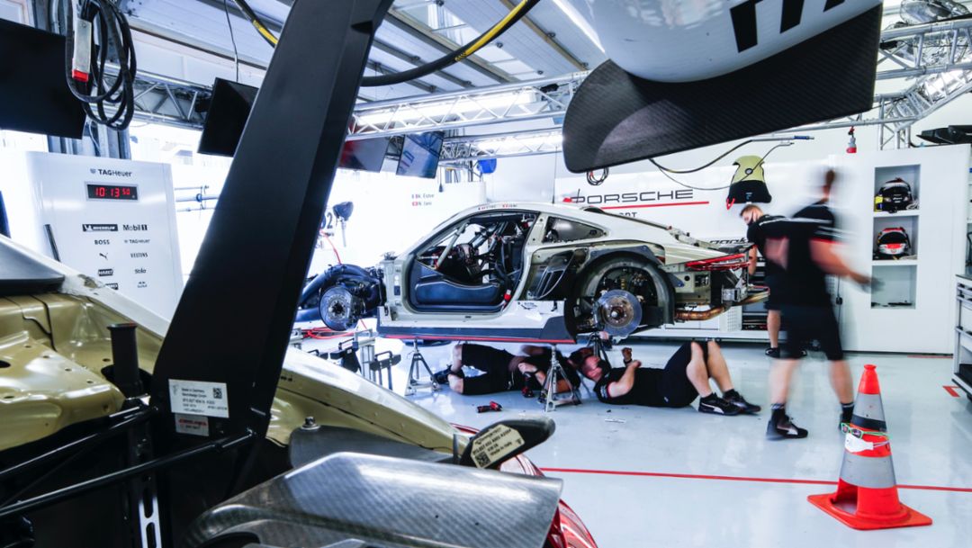 Mechaniker arbeiten am 911 RSR, 2021, Porsche AG