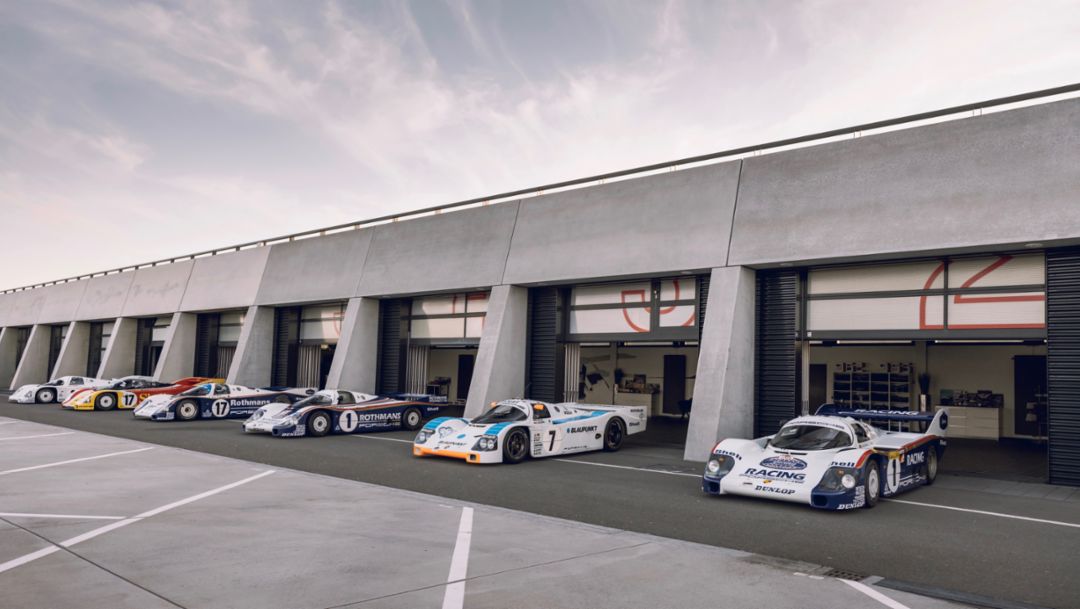 De izquierda a derecha: 962-001 IMSA LT (1984), 962-009 Shell Dunlop ST (1987), 962-006 LT (1987), 956-002 LT (1982), 962-015 Blaupunkt LT (1990), 956-005 ST (1983), 2022, Porsche AG