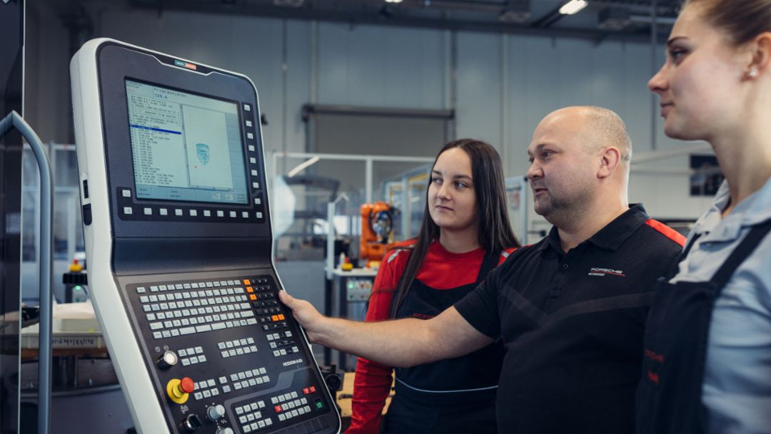 Industriemechanikerinnen, Fräsmaschine, Leipzig, 2024, Porsche AG