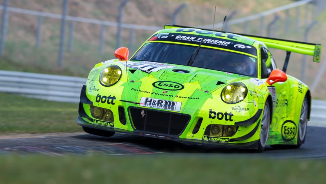 Porsche drivers take on the “Green Hell”