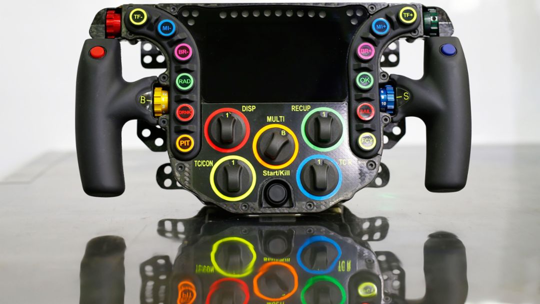 919 Hybrid's steering wheel