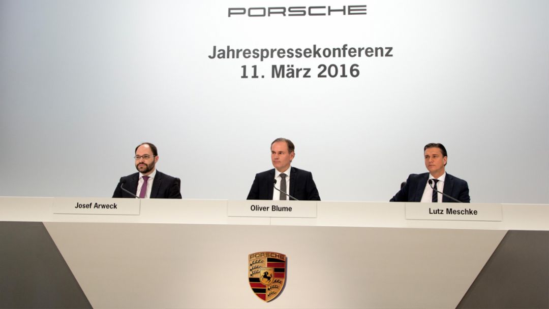 (l-r) Josef Arweck, Vice President Public Relations and Press, Oliver Blume, CEO, Lutz Meschke, Member of the Executive Board, Finance and IT, annual press conference, 2016, Porsche AG