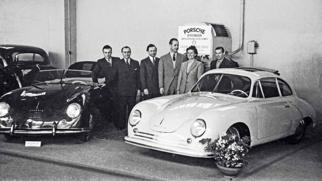 Heinrich Kunz, Hans Orsini, Ferry, Porsche, Bernhard Blank, Louise Piëch, Ernst Schoch (l-r), 356/2 Beutler-Cabriolet, 356/2 Gmünd-Coupé, Genfer Autosalon 1949, Porsche AG