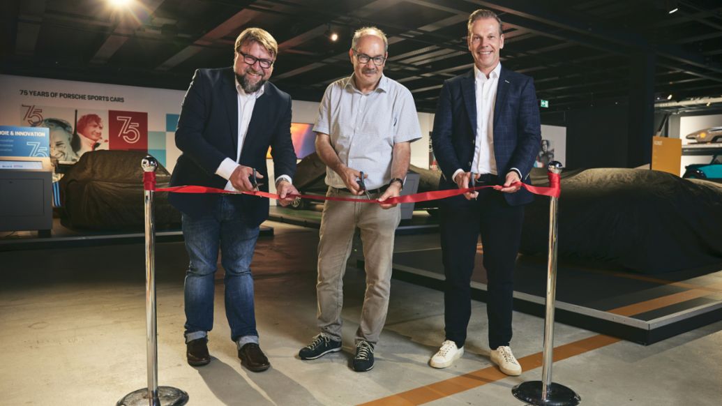 Christoph Emde (Curator of External Presentations, Porsche Heritage and Museum), Daniel Geissmann (Direttore esposizione e collezione, Museo Svizzero dei Trasporti) e Michael Glinski (CEO Porsche Schweiz AG)