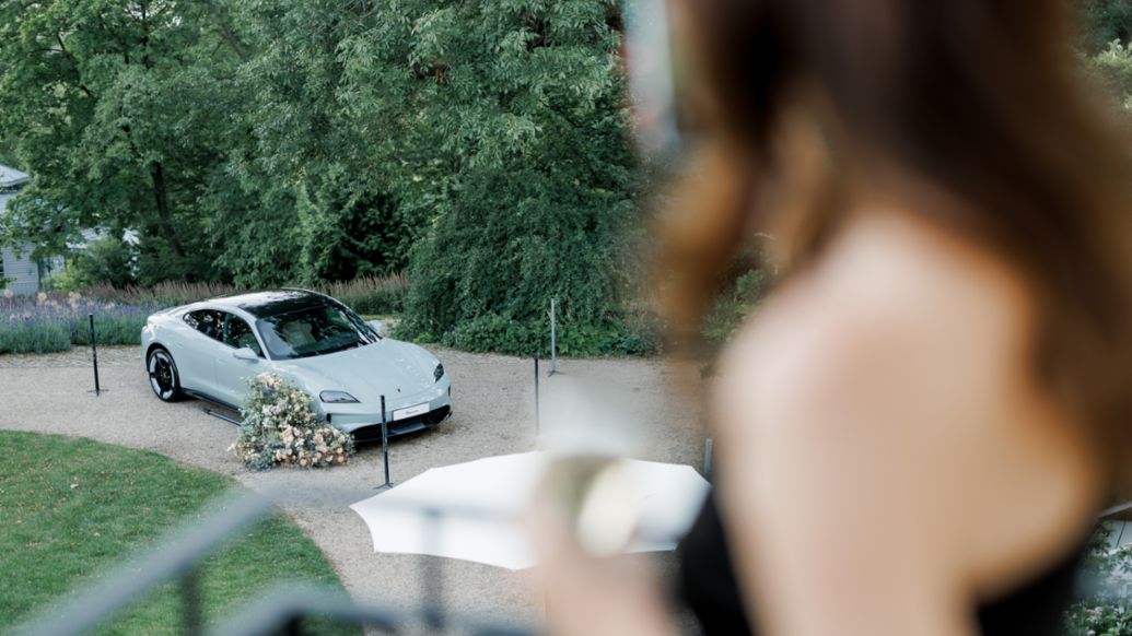 Porsche Taycan v Chateau Mcely