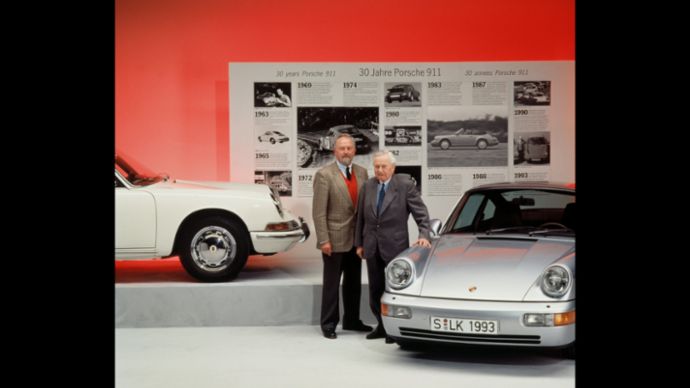 Ferry Porsche con su hijo Ferdinand Alexander, en 1993, junto a un 911 de 1964 y un 911 Carrera 4 Coupé de 1993, 2019, Porsche AG