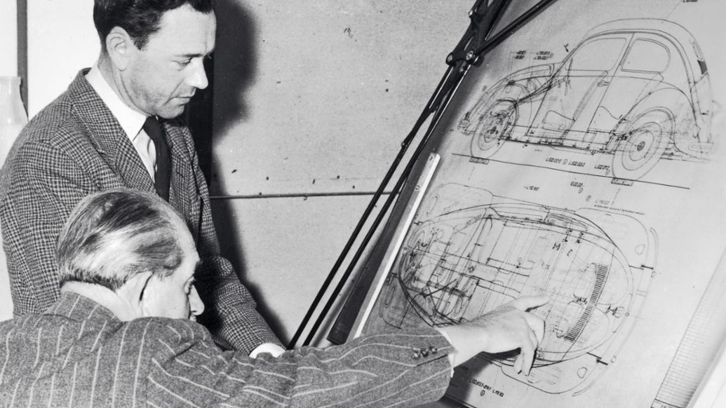 Ferry Porsche y su padre Ferdinand frente a unos planos del VW Escarabajo en 1950.