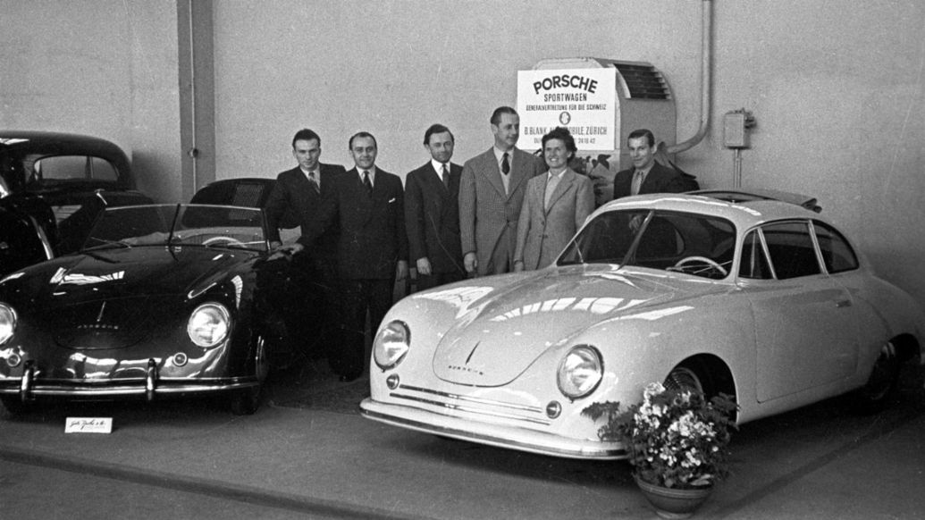 Heinrich Kunz, un comercial, Ferry Porsche, Bernhard Blank, Louise Piëch, Ernst Schoch (i-d), Porsche 356, Salón de Ginebra de 1949, 2021, Porsche AG