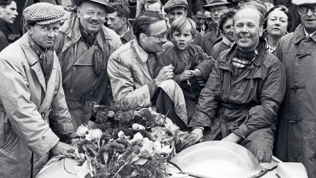 Richard von Frankenberg con su hijo y Ferry Porsche, 2022, Porsche AG