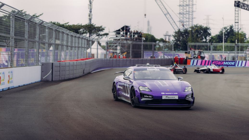 Porsche Taycan Turbo GT con paquete Weissach, coche de seguridad de la Fórmula E, E-Prix de Yakarta, 2025, Porsche AG