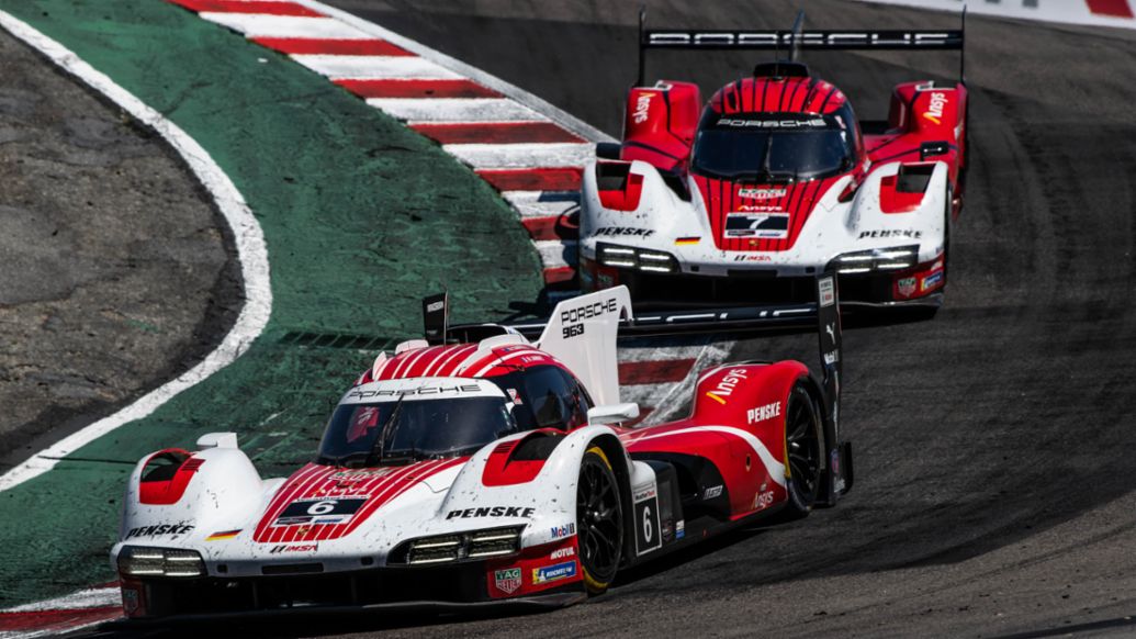 Porsche 963, Porsche Penske Motorsport (nº 6), Matt Campbell (Australia), Mathieu Jaminet (FRA) (delante) y Porsche 963, Porsche Penske Motorsport (nº 7), Felipe Nasr (BRA), Nick Tandy (GB), Laguna Seca, campeonato IMSA, 2025, Porsche AG