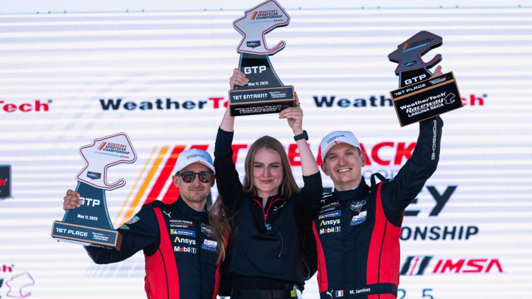 Matt Campbell (Australia), Sophie Adelfang (ingeniera de Sistemas de Propulsión) y Mathieu Jaminet (FRA) (i-d), Porsche Penske Motorsport (nº 6), Laguna Seca, campeonato IMSA, 2025, Porsche AG
