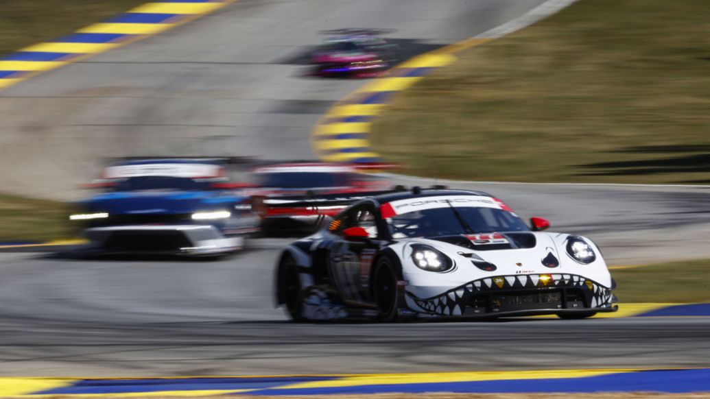 Porsche 911 GT3 R, AO Racing (nº 77), Laurin Heinrich (ALE), Klaus Bachler (Austria), Michael Christensen (DIN), Petit Le Mans, campeonato IMSA, 2025, Porsche AG
