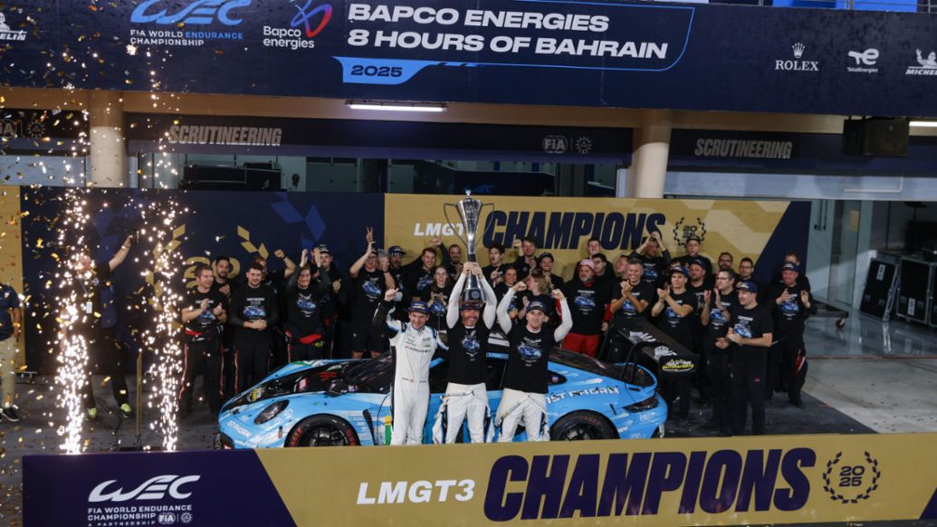 Richard Lietz (Austria), Riccardo Pera (ITA) y Ryan Hardwick (EE. UU.) (i-d), Porsche 911 GT3 R, Manthey 1st Phorm (nº 92), 8 Horas de Baréin, Campeonato del Mundo de Resistencia FIA (WEC), 2025, Porsche AG