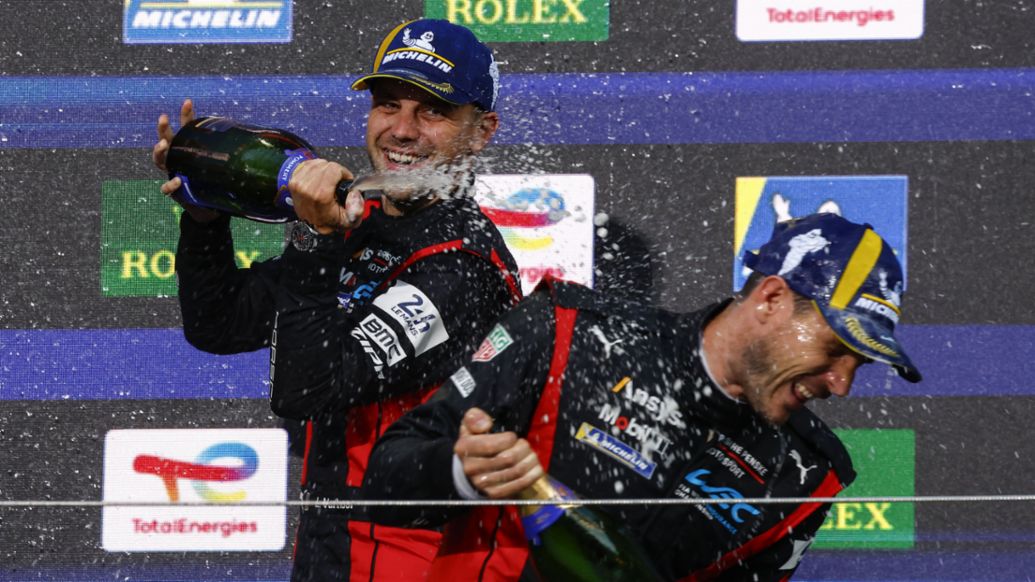 Laurens Vanthoor (BEL) y Kévin Estre (FRA) (i-d), 6 Horas de Fuji, Campeonato del Mundo de Resistencia FIA (WEC), 2025, Porsche AG