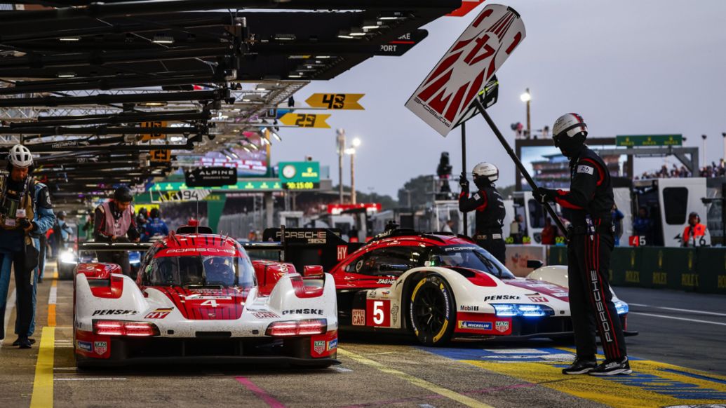 Porsche 963, Porsche Penske Motorsport nº 4, Felipe Nasr (BRA), Nick Tandy (GB), Pascal Wehrlein (ALE) y nº 5, Julien Andlauer (FRA), Michael Christensen (DIN), Mathieu Jaminet (FRA), Hyperpole 24 Horas de Le Mans, Campeonato del Mundo de Resistencia FIA (WEC), 2025, Porsche AG