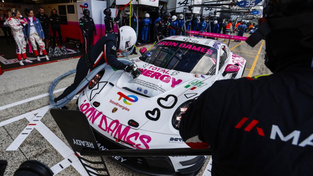 Porsche 911 GT3 R, Iron Dames (nº 85), Rahel Frey (SUI), Michelle Gatting (DIN), Célia Martin (FRA), test previos a las 24 Horas de Le Mans, Campeonato del Mundo de Resistencia FIA (WEC), 2025, Porsche AG