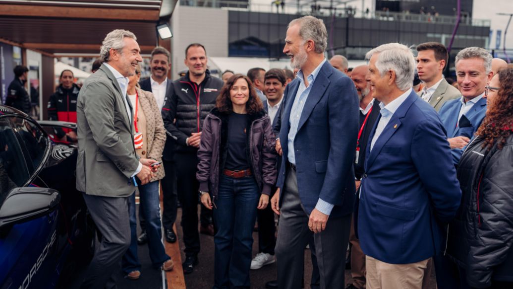 Tomás Villén, Director General de Porsche Ibérica; Florian Modlinger, Director de Competición del Equipo Oficial de Fórmula E; Isabel Díaz Ayuso, Presidenta de la Comunidad de Madrid; Felipe VI, Rey de España; Carmelo Sanz de Barros, Presidente del Real Automóvil Club de España (RACE), Alejandro Agag, fundador del Campeonato de Fórmula E (i-d), E-Prix de Madrid, 2026, Porsche AG