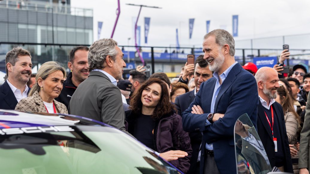 Tom&aacute;s Vill&eacute;n, Director General de Porsche Ib&eacute;rica; Isabel D&iacute;az Ayuso, Presidenta de la Comunidad de Madrid; Alberto Longo, cofundador del Campeonato de F&oacute;rmula E; Felipe VI, Rey de Espa&ntilde;a (i-d), E-Prix de Madrid, 2026, Porsche Ib&eacute;rica