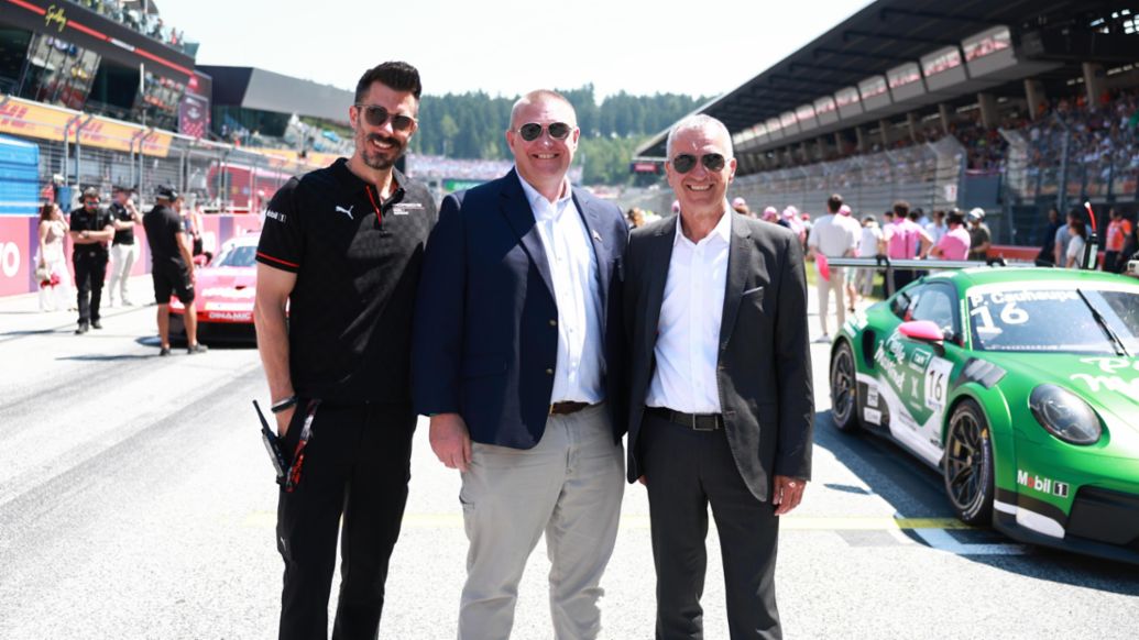 Oliver Schwab, Director de la Porsche Mobil 1 Supercup; Dan Moore, Vicepresidente de Lubricantes en Exxon Mobil; Albrecht Reimold, miembro del Consejo de Direcci&oacute;n de Porsche AG como responsable de Producci&oacute;n y Log&iacute;stica (i-d), Porsche Mobil 1 Supercup, Spielberg, Austria, 2026, Porsche AG